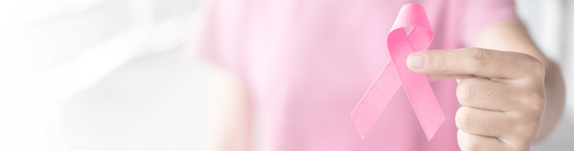 Homme tenant un ruban rose (signe de l'Octobre Rose)
