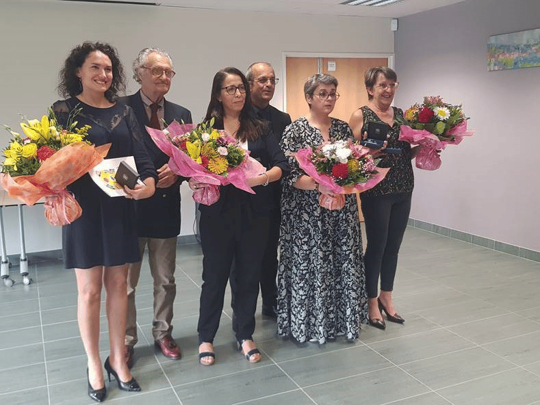 Remise d'une médaille du travail, le diplôme officiel signé par le Préfet
